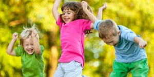 enfants-qui-jouent-dehors